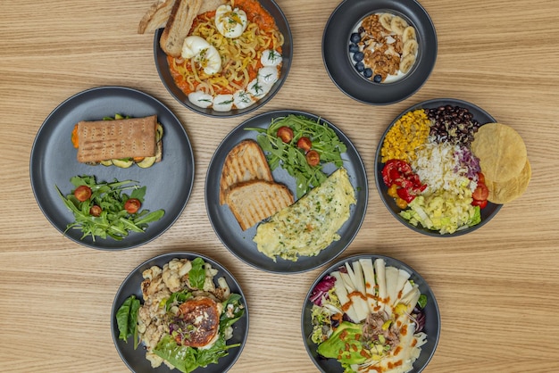 Tavă cu preparate diverse