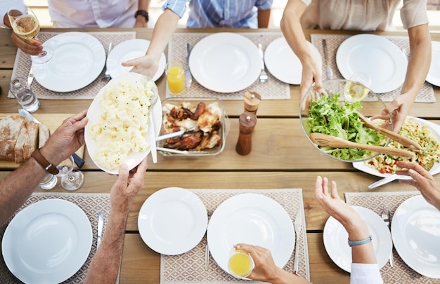 Masa pregătită pentru prieteni